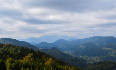 Gebirge an regnerischem Nachmittag