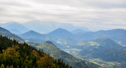 Fototapeta na wymiar Gebirge an nebligem Nachmittag