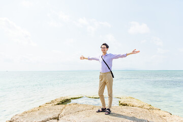 西桟橋 (竹富島・沖縄県)で観光する男性