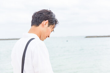 Fototapeta premium マエサトビーチを観光する男性