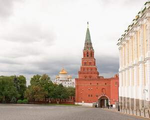 Fototapeta premium Kremlin tower Borovitskaya. At the post stands guard. Tourists come to the Kremlin
