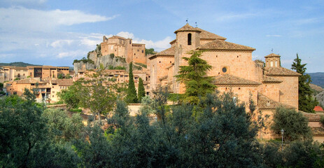 Fototapeta premium Église et citadelle à Alquézar, Aragon, Espagne