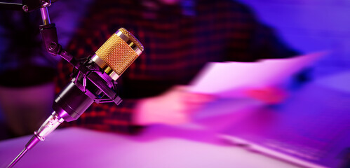 microphone closeup in podcast studio. banner copy space - obrazy, fototapety, plakaty
