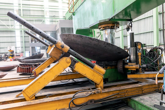View of the torispherical (or flanged and dished head), hemispherical, semi ellipsoidal dished ends, klopper and korbbogen head manufacturing for pressure vessels.