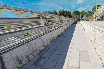 Pasarela peatonal sobre carretera que une un parque con el museo de la ciencia en Valladolid