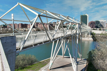 Pasarela peatonal sobre el río Pisuerga a su paso por Valladolid y al fondo la torre del museo de...