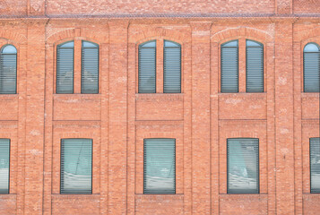 Obraz premium Ventanas en pared de ladrillo fachada antigua fábrica de harinas El Palero, actualmente parte del museo de la ciencia en Valladolid