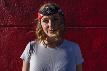 Chica rubia joven atractiva con bandana de america