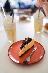 Porcion de tarta y batido de helado en mesa de cafeteria