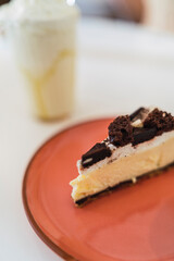 Batido de helado y porcion de tarta en mesa de cafeteria