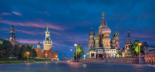 Fototapeta premium Moscow, Russia. HDR panorama of Red Square with Saint Basil Cathedral and Spasskaya Tower at dusk