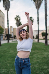 Obraz premium Chica joven atractiva rubia con bandera americana