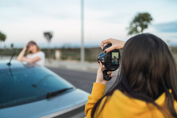 Obraz premium Chica joven atractiva rubia con bandera americana