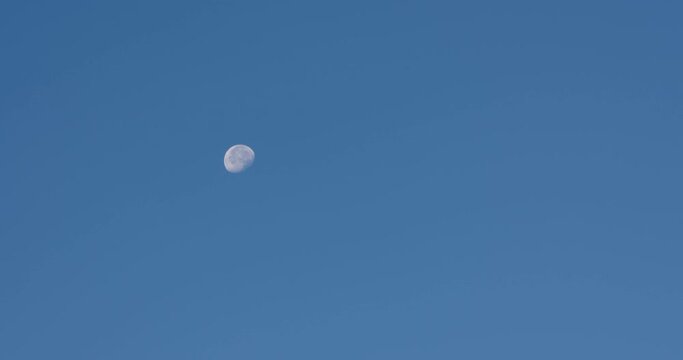 Time lapse de la luna con cielo despejado