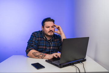 Chico tatuado frente al ordenador