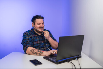 Chico tatuado frente al ordenador