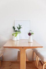 白いフレーム　花瓶に入った観葉植物　部屋のイメージ