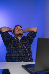 Chico con barba frente al ordenador 