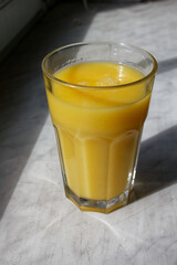 Koktajl (smoothie) z melona i mango na soku pomarańczowym  - obrazy, fototapety, plakaty