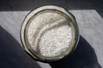 Wiórki koksowe w szklanym słoiku, widok od góry