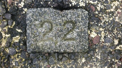 Stein mit Kilometeranzeige 2,2
