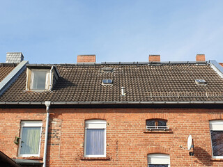 Altes Dach mit alten Fenstern