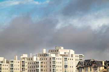 Fototapeta na wymiar Scheveningen skyline with cloudy background