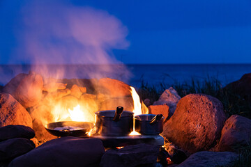 Dîner au feu de camp