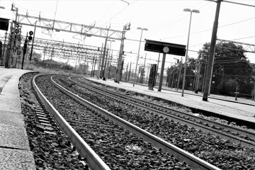 vías tren destino  blanco y negro 