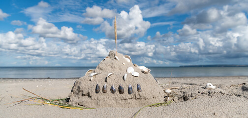 Sandburg am Ostseestrand © Mario Hoesel