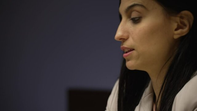 Empresaria Chica y trabajador reunidos en oficina