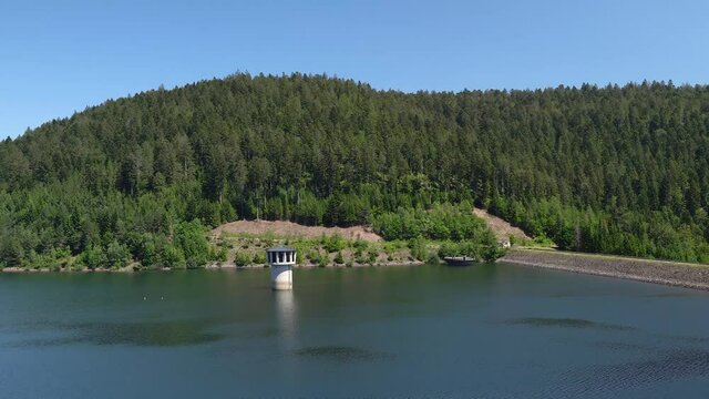 Schwenk &uuml;ber die Talsperre Kleine Kinzig bei Alpirsbach, Schwarzwald, Deutschland von der Staumauer zum hinteren See vom Aussichtspunkt Westufer