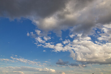 Obraz premium dramatic blue sky with rays and white clouds