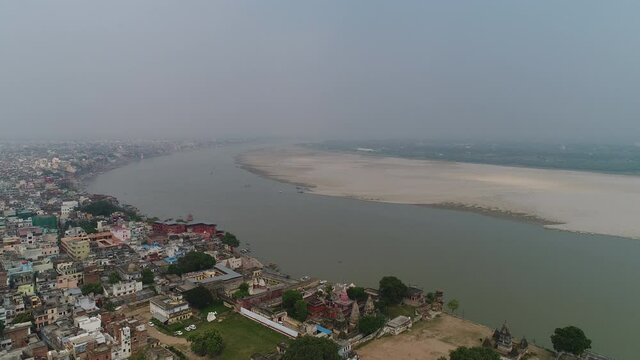 Ville de Varanasi (B&eacute;nar&egrave;s) dans l'Uttar Pradesh en Inde vue du ciel