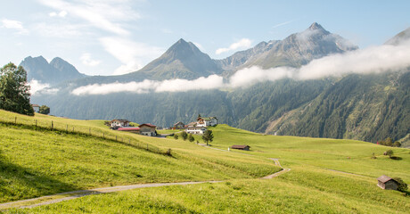 Fototapeta na wymiar wandern in den ötztaler Alpen
