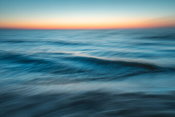 Obraz premium Sea at sunset with intentional camera movement, motion blur