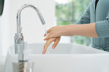 手を洗う女性・衛生管理・洗面所