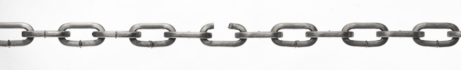 Obraz premium broken link metal chain isolated on white background