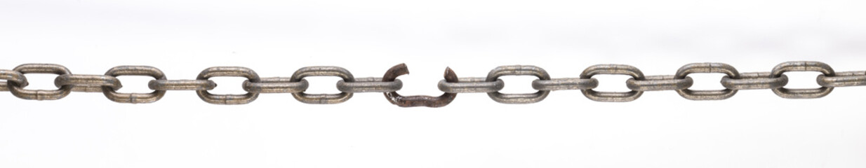 Obraz premium broken link metal chain isolated on white background