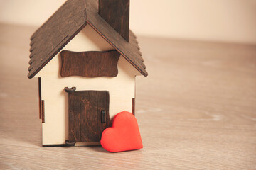 Obraz na płótnie Canvas red hearts on house model