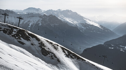 Paysage de montagne en savoie dans les alpes de france, sur la vallée de la maurienne, sur la ville de Saint-Jean-de-Maurienne du haut du somme du Grand Truc à la Toussuire 