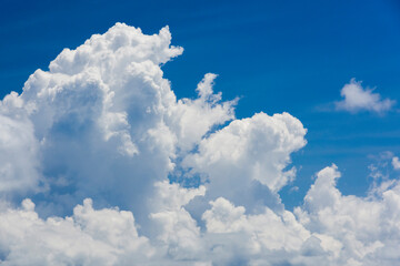 Fototapeta na wymiar Beautiful clouds with the blue sky background