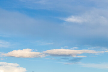 Céu azul com nuvens brancas.