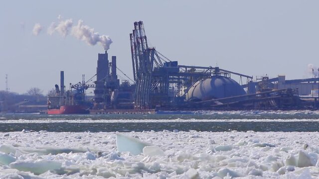 Le port de la ville de Qu&eacute;bec et le fleuve Saint-Laurent en hiver
