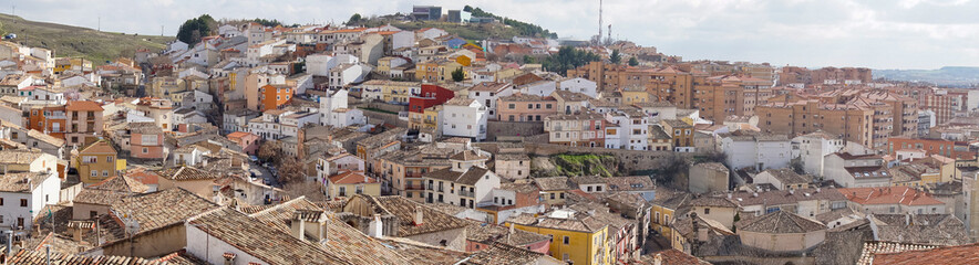 Fototapeta na wymiar panorama view of the rooftops and colorful houses of the old city center of Cuenca