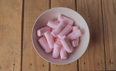 Dulce de nube algodón sabor a fresa en cuenco blanco