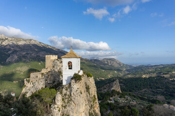 Fototapeta na wymiar old castle on top of the cliff in Guadalest