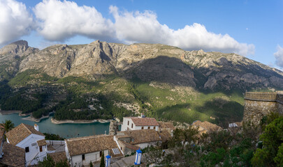 Fototapeta na wymiar panorama view of Guadalest village and mountain landscape