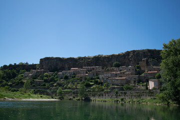 Peyre, village m&eacute;di&eacute;val au dessus du Tarn, avec son &eacute;glise troglodytique en Aveyron.	
