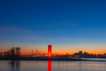 Landmarke Rheinorange bei Sonnenuntergang